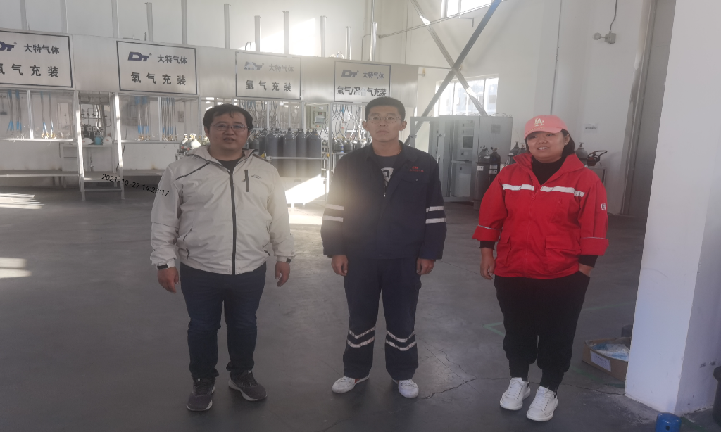 企业陪同合照2.png